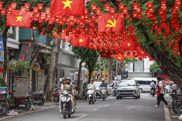 Khách Tây ấn tượng với cờ đỏ sao vàng rợp phố Hà Nội đón Quốc khánh 2.9 Khách Tây ấn tượng với cờ đỏ sao vàng rợp phố Hà Nội đón Quốc khánh 2.9