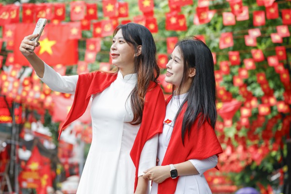 Khách Tây ấn tượng với cờ đỏ sao vàng rợp phố Hà Nội đón Quốc khánh 2.9 Khách Tây ấn tượng với cờ đỏ sao vàng rợp phố Hà Nội đón Quốc khánh 2.9