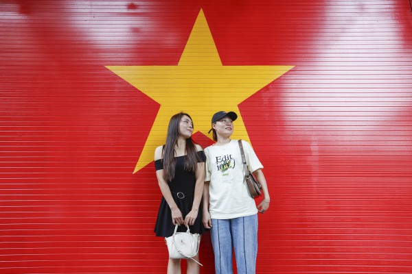 Khách Tây ấn tượng với cờ đỏ sao vàng rợp phố Hà Nội đón Quốc khánh 2.9 Khách Tây ấn tượng với cờ đỏ sao vàng rợp phố Hà Nội đón Quốc khánh 2.9