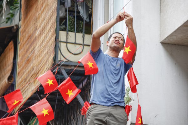 Khách Tây ấn tượng với cờ đỏ sao vàng rợp phố Hà Nội đón Quốc khánh 2.9 Khách Tây ấn tượng với cờ đỏ sao vàng rợp phố Hà Nội đón Quốc khánh 2.9