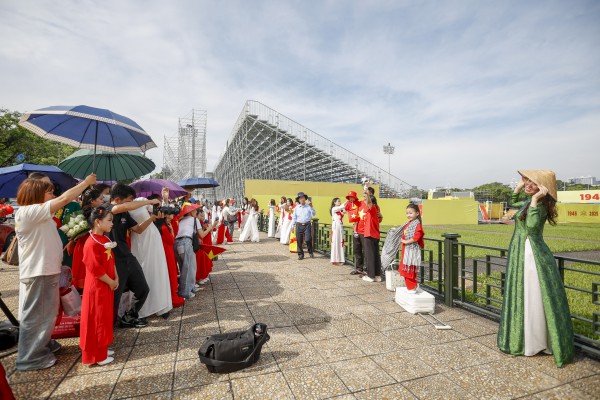 Khách Tây ấn tượng với cờ đỏ sao vàng rợp phố Hà Nội đón Quốc khánh 2.9 Khách Tây ấn tượng với cờ đỏ sao vàng rợp phố Hà Nội đón Quốc khánh 2.9