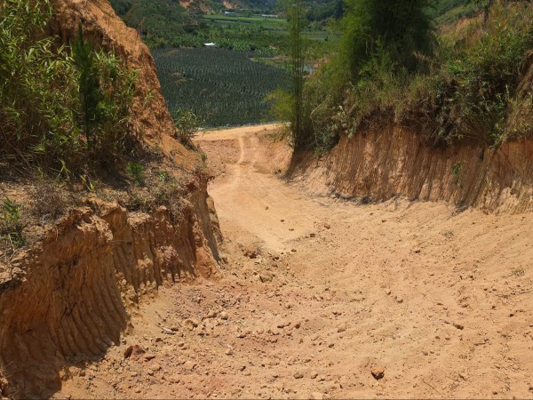 Khai thác đất trái phép gây nguy cơ sạt lở Khai thác đất trái phép gây nguy cơ sạt lở