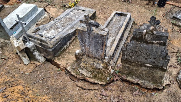 Khẩn cấp di dời 40 ngôi mộ trên đồi có nguy cơ sạt trượt