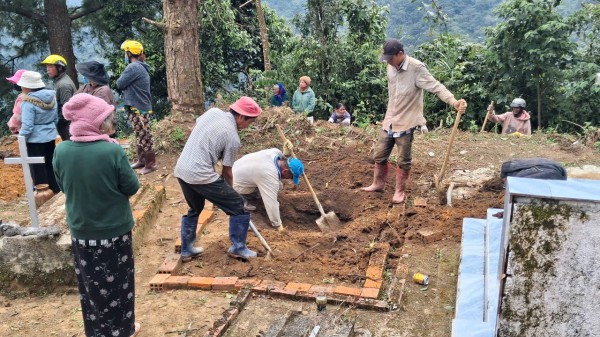 Khẩn cấp di dời 40 ngôi mộ trên đồi có nguy cơ sạt trượt