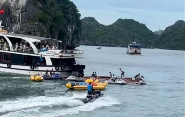Khẩn trương điều tra vụ lật tàu du lịch trên vịnh Lan Hạ Khẩn trương điều tra vụ lật tàu du lịch trên vịnh Lan Hạ