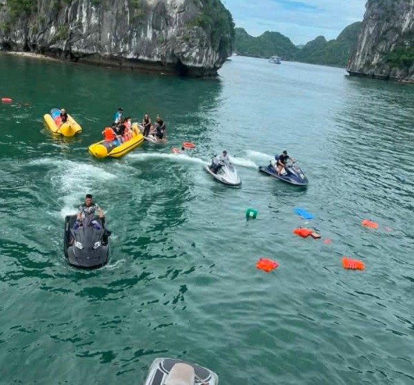 Khẩn trương điều tra vụ lật tàu du lịch trên vịnh Lan Hạ Khẩn trương điều tra vụ lật tàu du lịch trên vịnh Lan Hạ