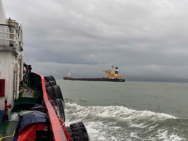 Khẩn trương xử lý tàu chở 175.000 tấn quặng sắt mắc cạn ở Dung Quất trước bão Khẩn trương xử lý tàu chở 175.000 tấn quặng sắt mắc cạn ở Dung Quất trước bão