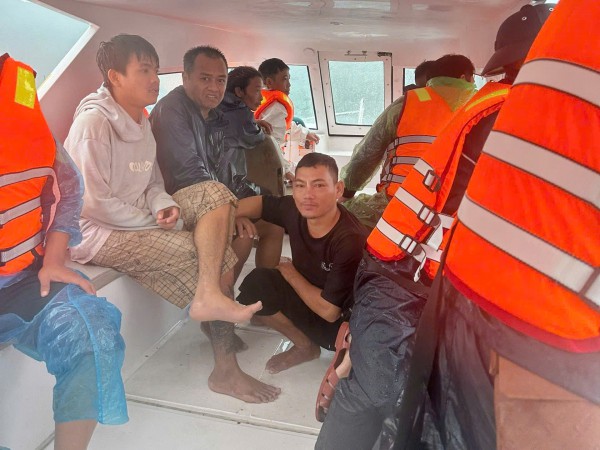 Khánh Hòa: Cưỡng chế người dân trên lồng bè vào bờ tránh bão Kalmaegi