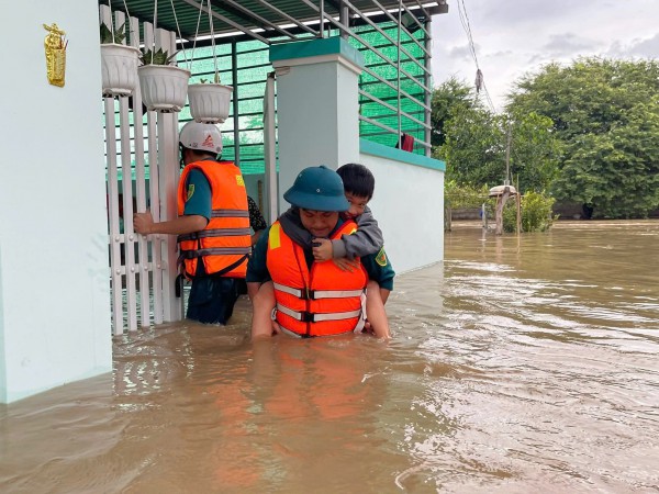 Khánh Hòa: Nước sông Cái Phan Rang dâng cao, nhấn chìm nhiều khu dân cư