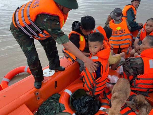 Khánh Hòa: Nước sông Cái Phan Rang dâng cao, nhấn chìm nhiều khu dân cư