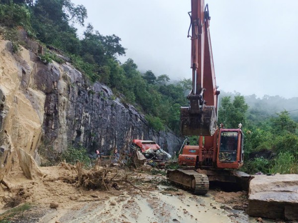 Khánh Hòa: Sạt lở đèo Khánh Lê khiến 6 người chết, 16 người bị thương