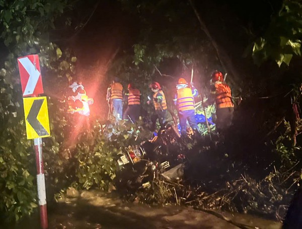 Khánh Hòa: Sạt lở đèo Khánh Sơn khiến 1 người chết, 1 người mất tích