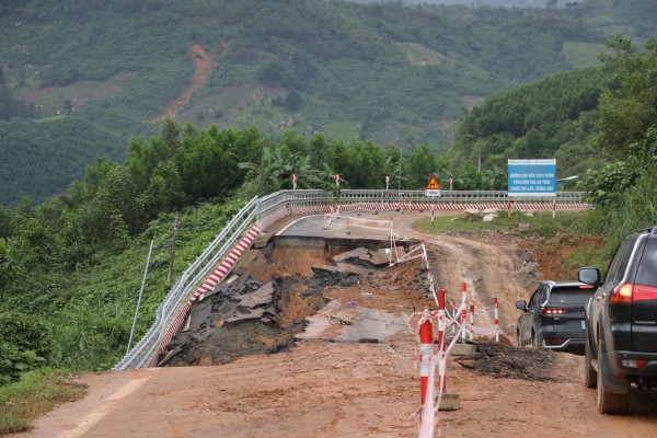 Khánh Hòa: Tiến độ sửa chữa các tuyến giao thông hư hỏng do mưa lũ còn chậm