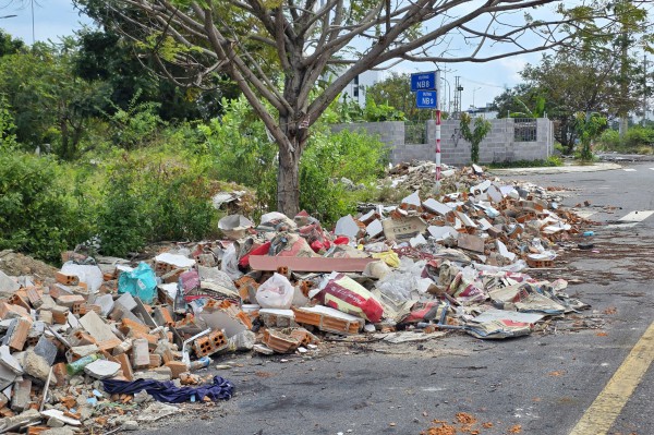 Khánh Hòa: UBND xã chịu trách nhiệm nếu để đổ chất thải xây dựng trái phép Khánh Hòa: UBND xã chịu trách nhiệm nếu để đổ chất thải xây dựng trái phép