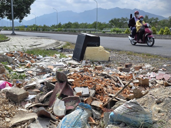 Khánh Hòa: UBND xã chịu trách nhiệm nếu để đổ chất thải xây dựng trái phép Khánh Hòa: UBND xã chịu trách nhiệm nếu để đổ chất thải xây dựng trái phép