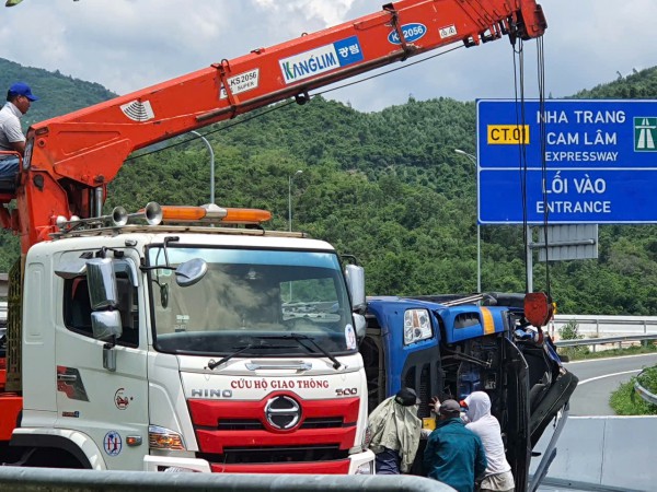 Khánh Hòa: Xe tải chở thanh thép lật trên đường dẫn cao tốc, 2 người tử vong