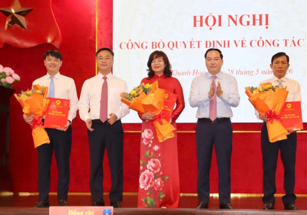 Khánh Hòa bổ nhiệm Giám đốc Sở Giáo dục và Đào tạo, Chánh văn phòng Tỉnh ủy Khánh Hòa bổ nhiệm Giám đốc Sở Giáo dục và Đào tạo, Chánh văn phòng Tỉnh ủy