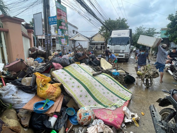 Khánh Hòa cấp tập thu dọn lượng rác khổng lồ ở phường Tây Nha Trang Khánh Hòa cấp tập thu dọn lượng rác khổng lồ ở phường Tây Nha Trang
