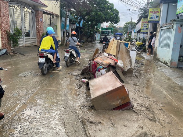 Khánh Hòa cấp tập thu dọn lượng rác khổng lồ ở phường Tây Nha Trang Khánh Hòa cấp tập thu dọn lượng rác khổng lồ ở phường Tây Nha Trang