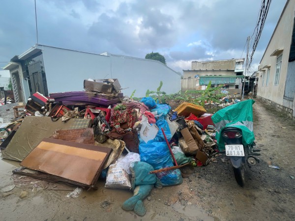 Khánh Hòa cấp tập thu dọn lượng rác khổng lồ ở phường Tây Nha Trang Khánh Hòa cấp tập thu dọn lượng rác khổng lồ ở phường Tây Nha Trang