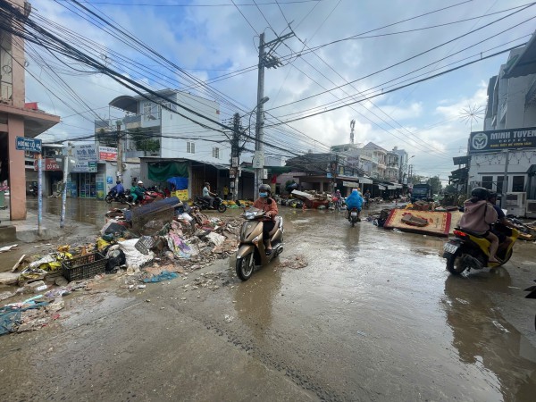 Khánh Hòa cấp tập thu dọn lượng rác khổng lồ ở phường Tây Nha Trang Khánh Hòa cấp tập thu dọn lượng rác khổng lồ ở phường Tây Nha Trang