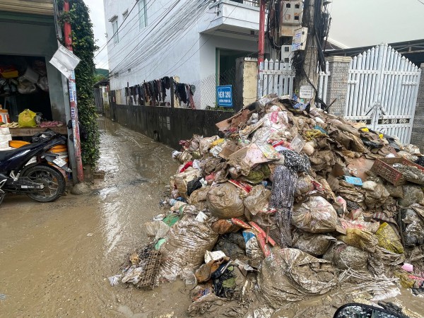 Khánh Hòa cấp tập thu dọn lượng rác khổng lồ ở phường Tây Nha Trang Khánh Hòa cấp tập thu dọn lượng rác khổng lồ ở phường Tây Nha Trang