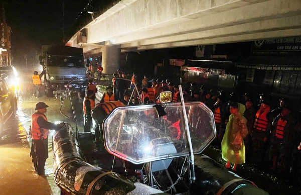 Khánh Hòa huy động nhiều lực lượng ứng cứu người dân trong đêm Khánh Hòa huy động nhiều lực lượng ứng cứu người dân trong đêm