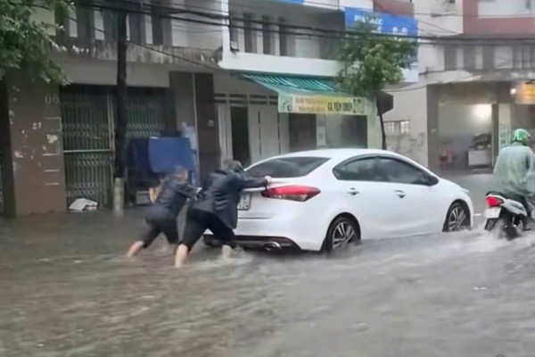 Khánh Hòa mưa lớn, cảnh báo ngập lụt nhiều tuyến đường ở Nha Trang
