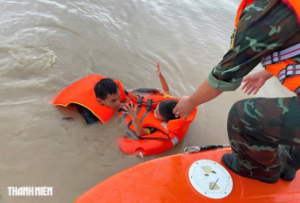 Khánh Hòa ngập lụt lịch sử: Bộ đội đặc công bơi trong nước cứu dân khẩn cấp