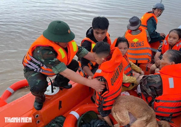 Khánh Hòa ngập lụt lịch sử: Bộ đội đặc công bơi trong nước cứu dân khẩn cấp