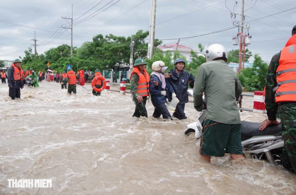 Khánh Hòa ngập lụt lịch sử: Bộ đội đặc công bơi trong nước cứu dân khẩn cấp