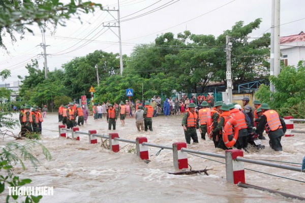 Khánh Hòa ngập lụt lịch sử: Bộ đội đặc công bơi trong nước cứu dân khẩn cấp