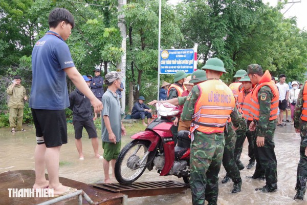Khánh Hòa ngập lụt lịch sử: Bộ đội đặc công bơi trong nước cứu dân khẩn cấp