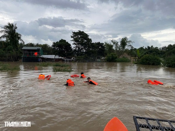 Khánh Hòa ngập lụt lịch sử: Bộ đội đặc công bơi trong nước cứu dân khẩn cấp