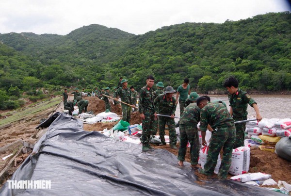Khánh Hòa ngập lụt lịch sử: Bộ đội đặc công bơi trong nước cứu dân khẩn cấp