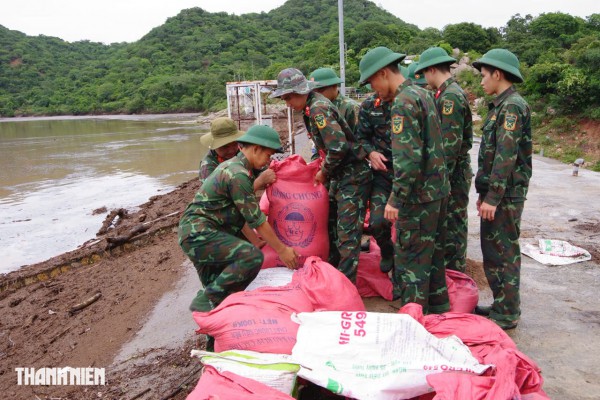 Khánh Hòa ngập lụt lịch sử: Bộ đội đặc công bơi trong nước cứu dân khẩn cấp