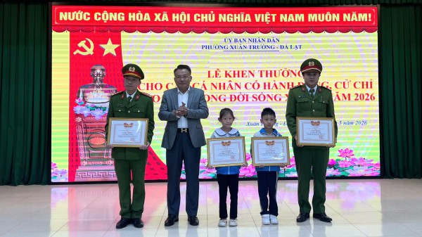 Khen thưởng người tốt việc tốt ở Đà Lạt: 4 tấm gương đẹp Khen thưởng người tốt việc tốt ở Đà Lạt: 4 tấm gương đẹp