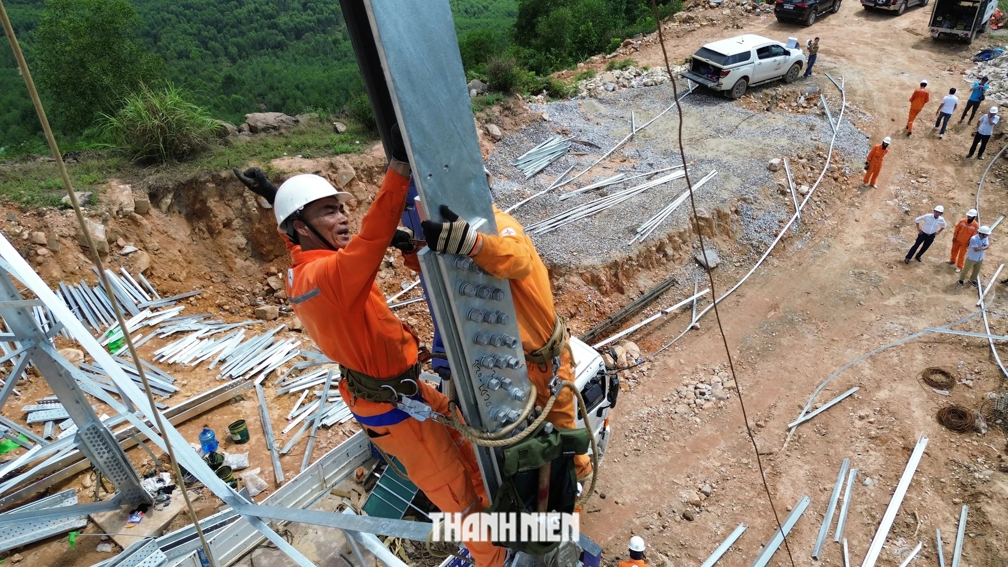 Khí thế hừng hực trên công trường đường dây 500kV mạch 3