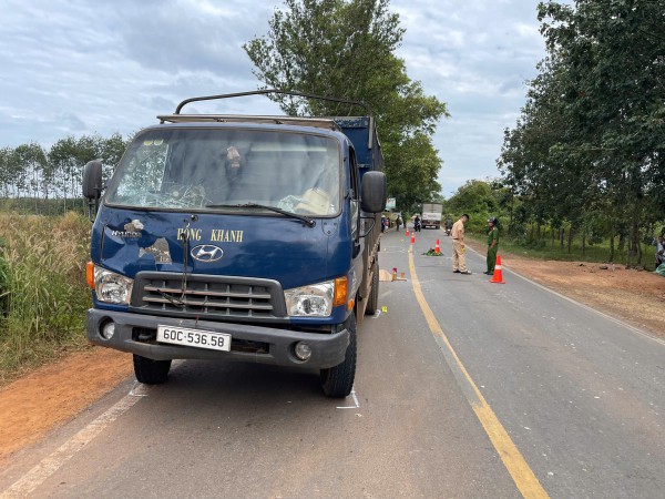 Khó hiểu hình ảnh camera ghi lại vụ xe tải tông, rồi cán tiếp nạn nhân tử vong Khó hiểu hình ảnh camera ghi lại vụ xe tải tông, rồi cán tiếp nạn nhân tử vong