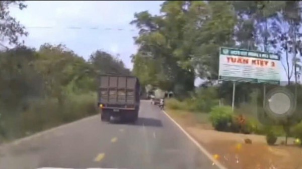 Khó hiểu hình ảnh camera ghi lại vụ xe tải tông, rồi cán tiếp nạn nhân tử vong Khó hiểu hình ảnh camera ghi lại vụ xe tải tông, rồi cán tiếp nạn nhân tử vong