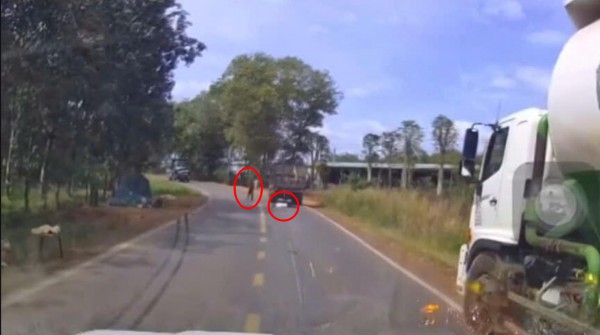 Khó hiểu hình ảnh camera ghi lại vụ xe tải tông, rồi cán tiếp nạn nhân tử vong Khó hiểu hình ảnh camera ghi lại vụ xe tải tông, rồi cán tiếp nạn nhân tử vong