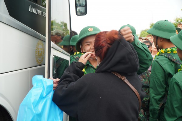 Khoảnh khắc xúc động hơn 4.400 tân binh ở Vĩnh Long lên đường nhập ngũ