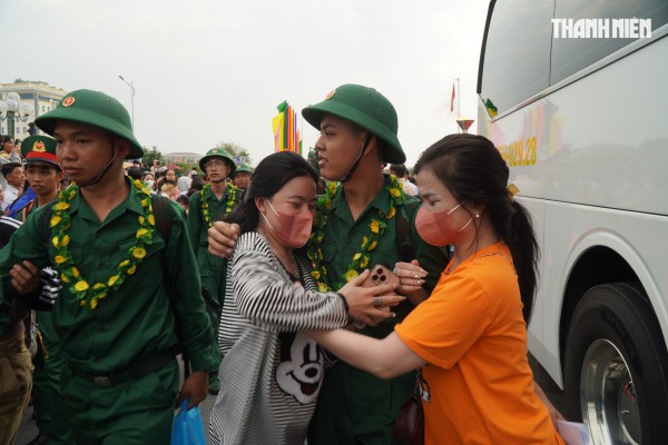 Khoảnh khắc xúc động hơn 4.400 tân binh ở Vĩnh Long lên đường nhập ngũ