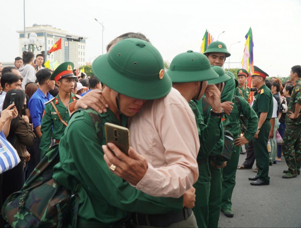 Khoảnh khắc xúc động hơn 4.400 tân binh ở Vĩnh Long lên đường nhập ngũ