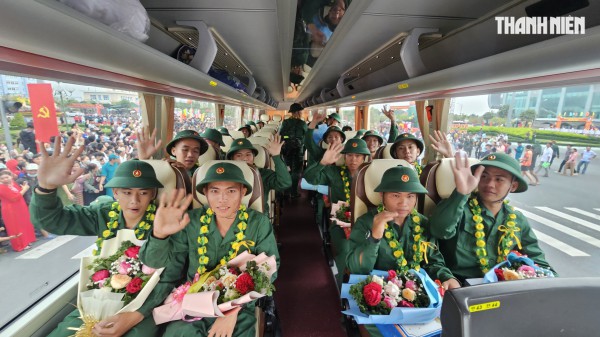 Khoảnh khắc xúc động hơn 4.400 tân binh ở Vĩnh Long lên đường nhập ngũ