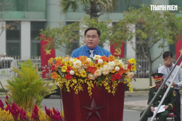 Khoảnh khắc xúc động hơn 4.400 tân binh ở Vĩnh Long lên đường nhập ngũ