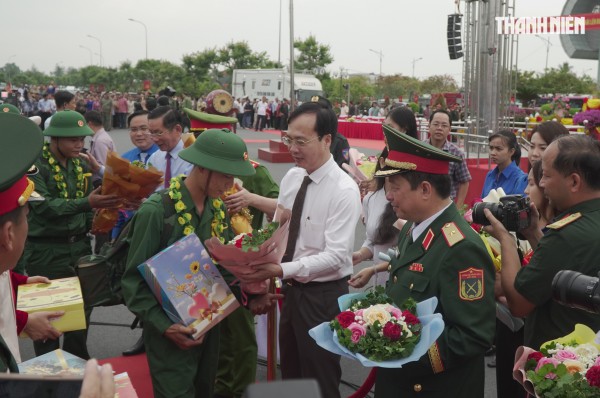 Khoảnh khắc xúc động hơn 4.400 tân binh ở Vĩnh Long lên đường nhập ngũ