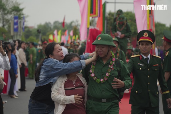 Khoảnh khắc xúc động hơn 4.400 tân binh ở Vĩnh Long lên đường nhập ngũ