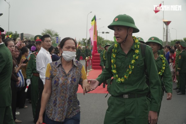 Khoảnh khắc xúc động hơn 4.400 tân binh ở Vĩnh Long lên đường nhập ngũ