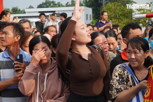 Khoảnh khắc xúc động hơn 4.400 tân binh ở Vĩnh Long lên đường nhập ngũ